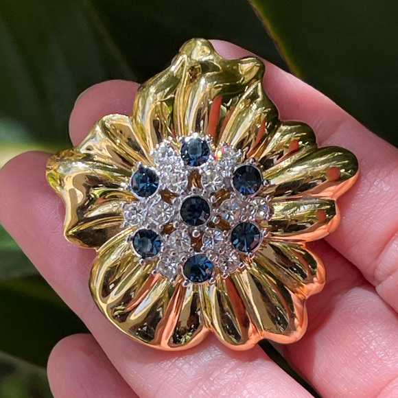 Signed large Bold Elegance crystal gold tone flower brooch - Picture 4 of 8